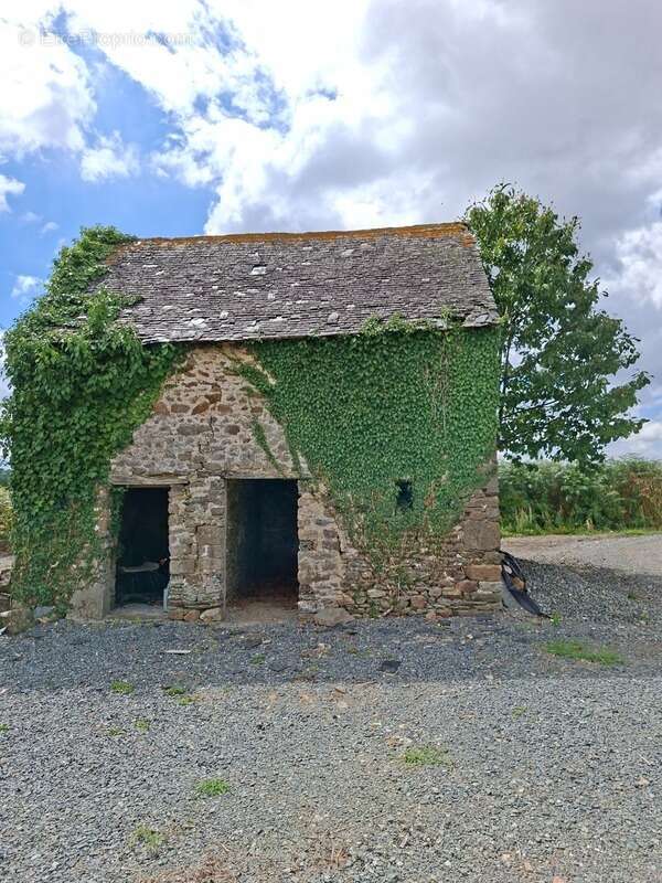 Grange , maisonnette, en pierre, brute à rénover, sur terrain de 10 000 m2 avec étang et Mobil Home. Proche Villaines la Juhel,  - photo 3
