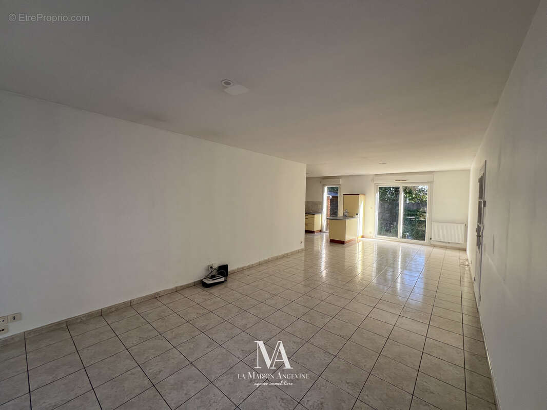 ***maison familiale - st jean de linieres*** - photo 2
