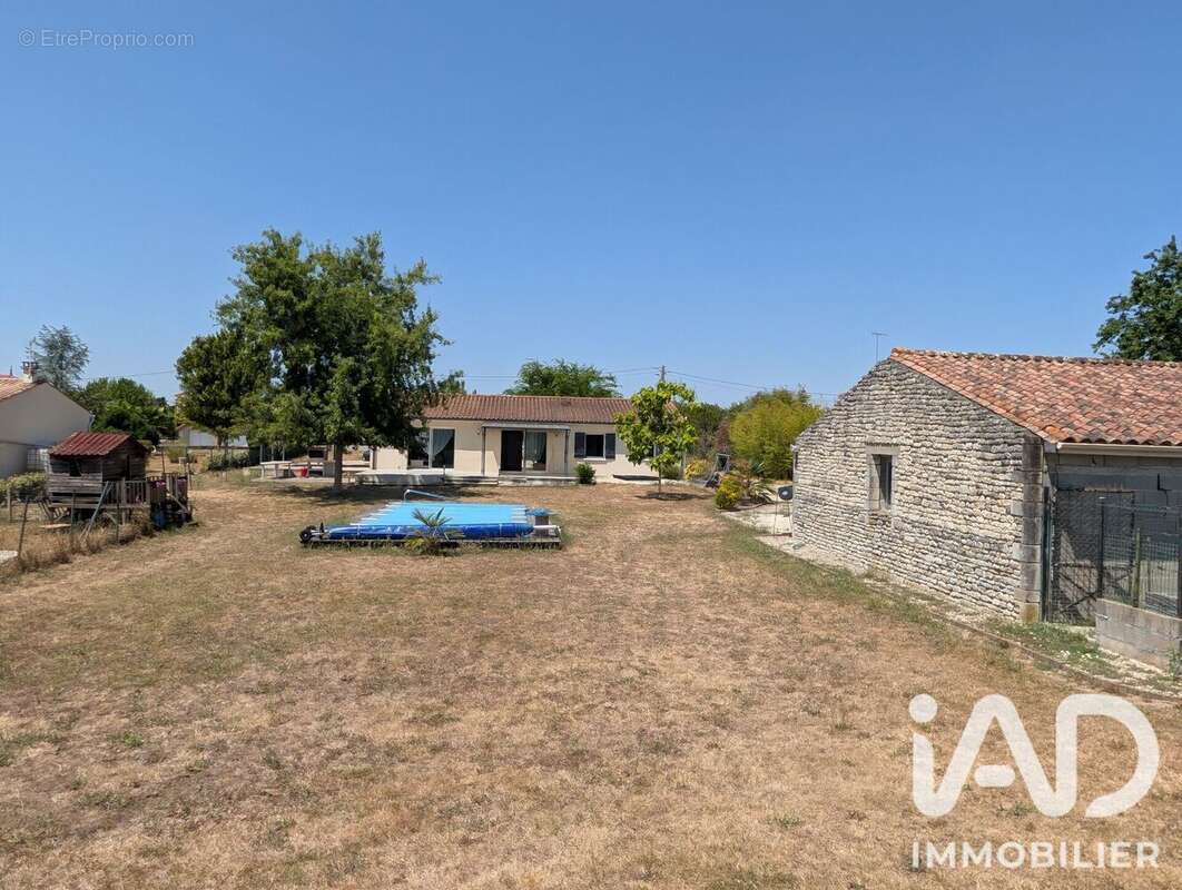 Maison 113 m² à Bassac  - photo 2
