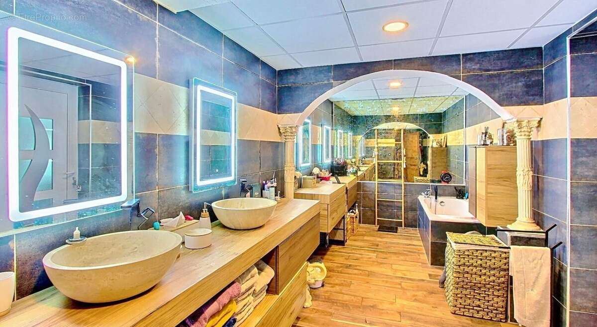 En EXCLUSIVITE Villa de 185m² avec panorama exceptionnel et un calme absolu sur la plaine des Maures - photo 8