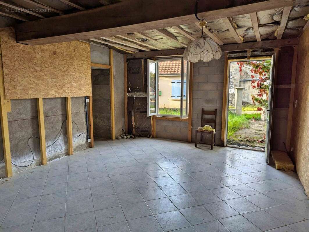 entrée maison de campagne en pierre - Maison à DRUYES-LES-BELLES-FONTAINES