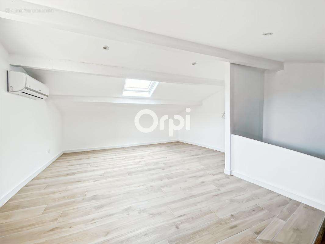 Appartement à CEYRESTE