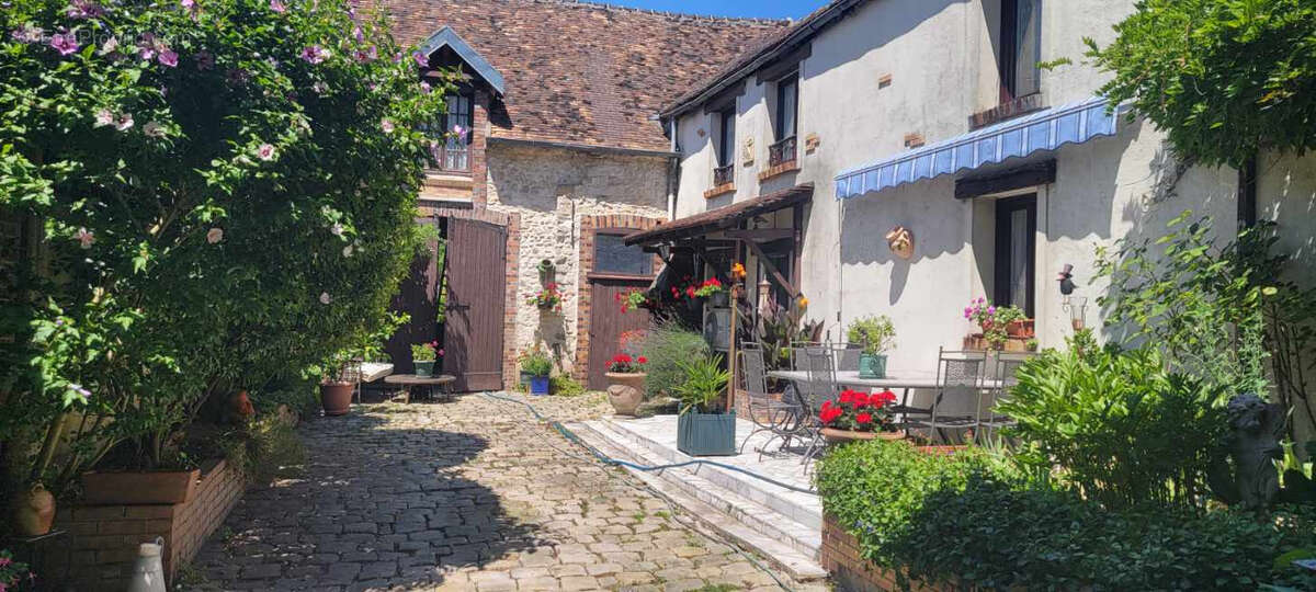 Maison à LA CHAPELLE-LA-REINE