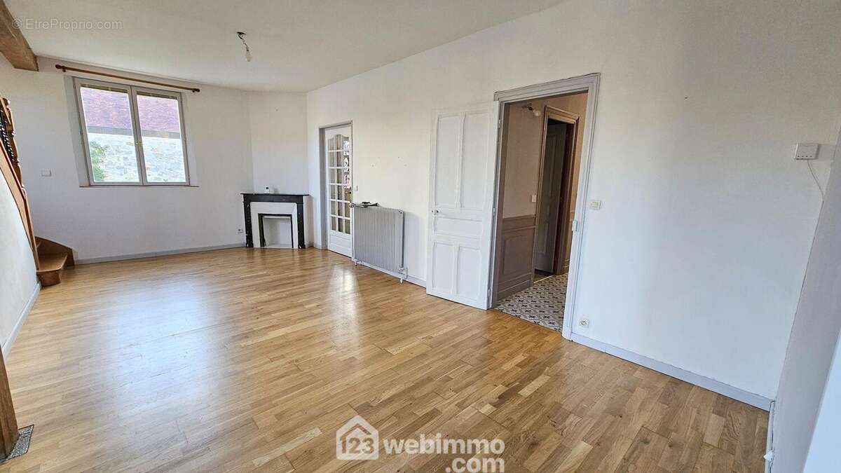 Un séjour avec sa cheminée... - Maison à BOURRON-MARLOTTE