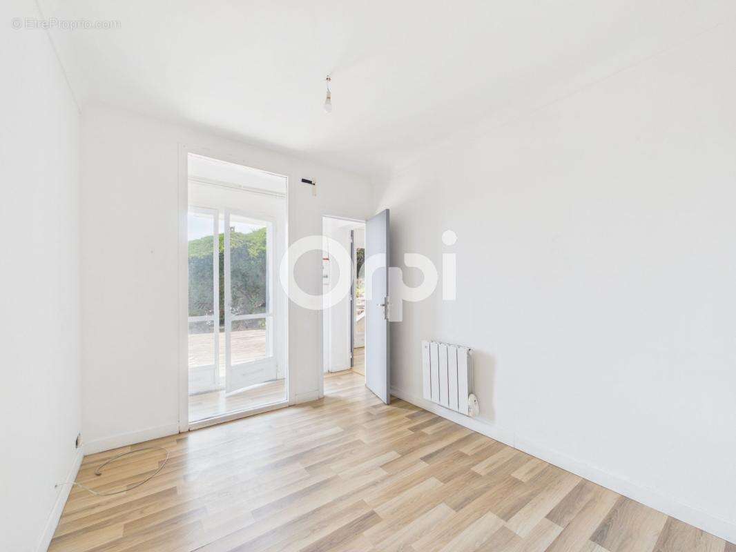 Appartement a renover - t2 bis - belle terrasse + cave + stationnement privatif + jardin - vue degagee - photo 6