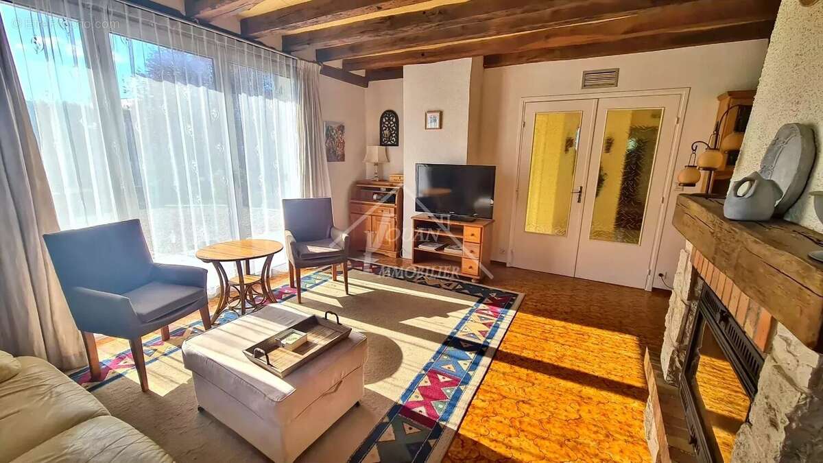 Maison à AINAY-LE-CHATEAU