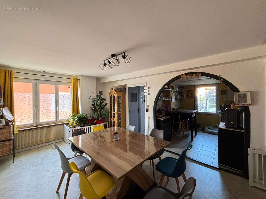 Maison à BAGE-LE-CHATEL