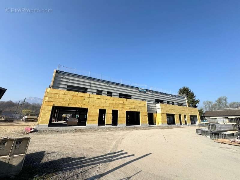 Local commercial à vendre CHIGNIN (73)- 81,93 M2 - Forte visibilité - Stationnements - photo 2