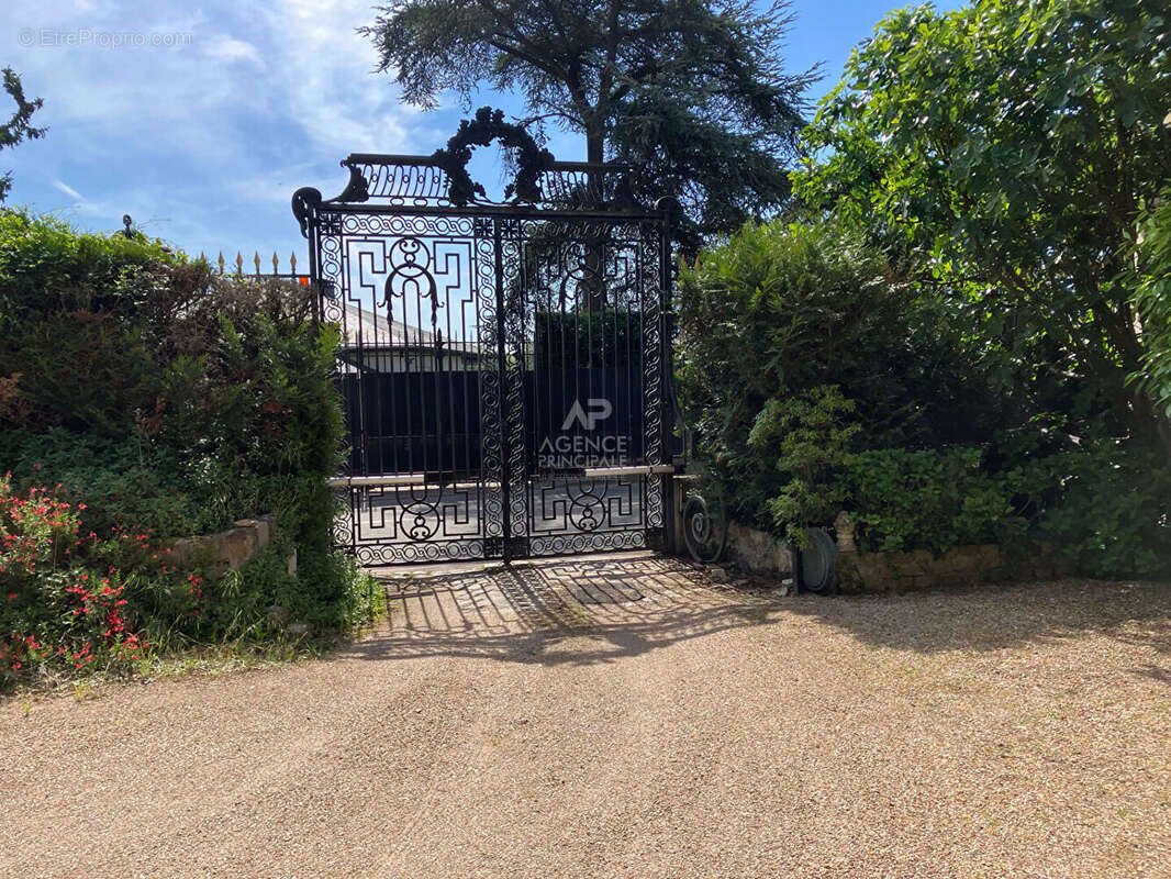 Maison à LE MESNIL-LE-ROI