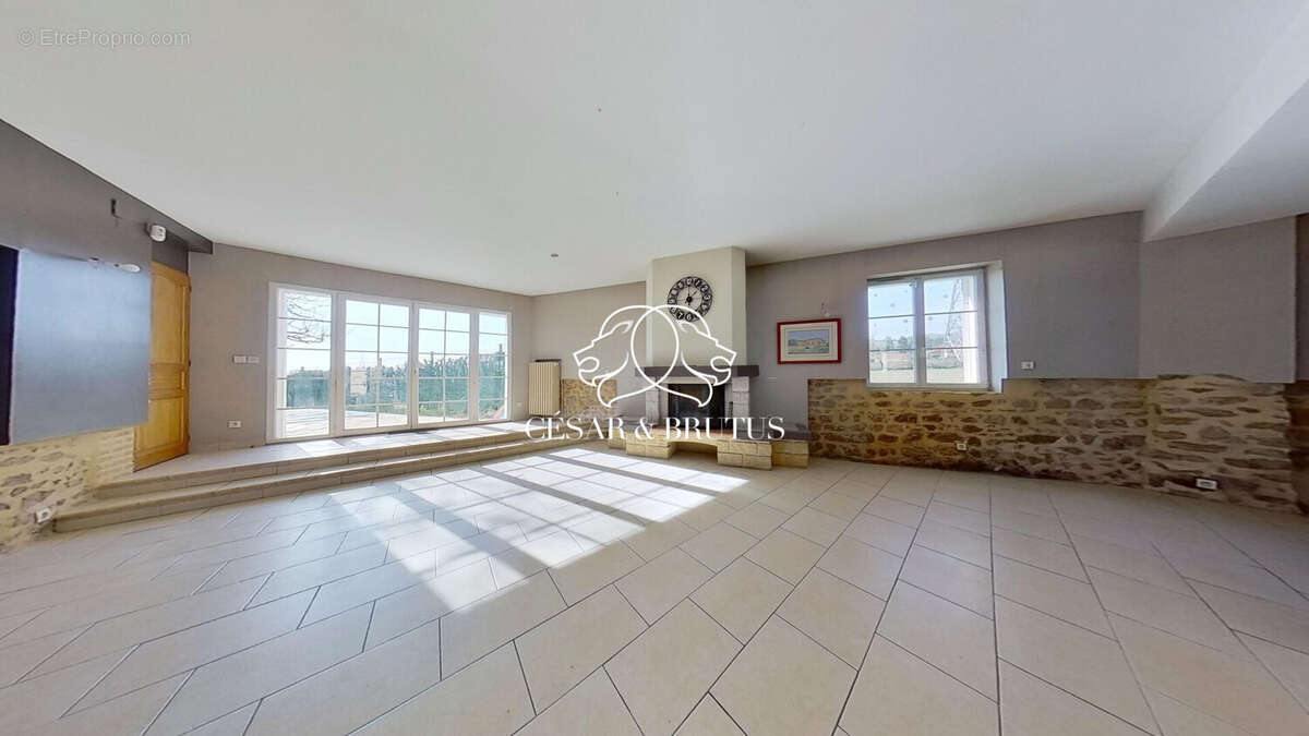 Maison à GREZIEU-LA-VARENNE