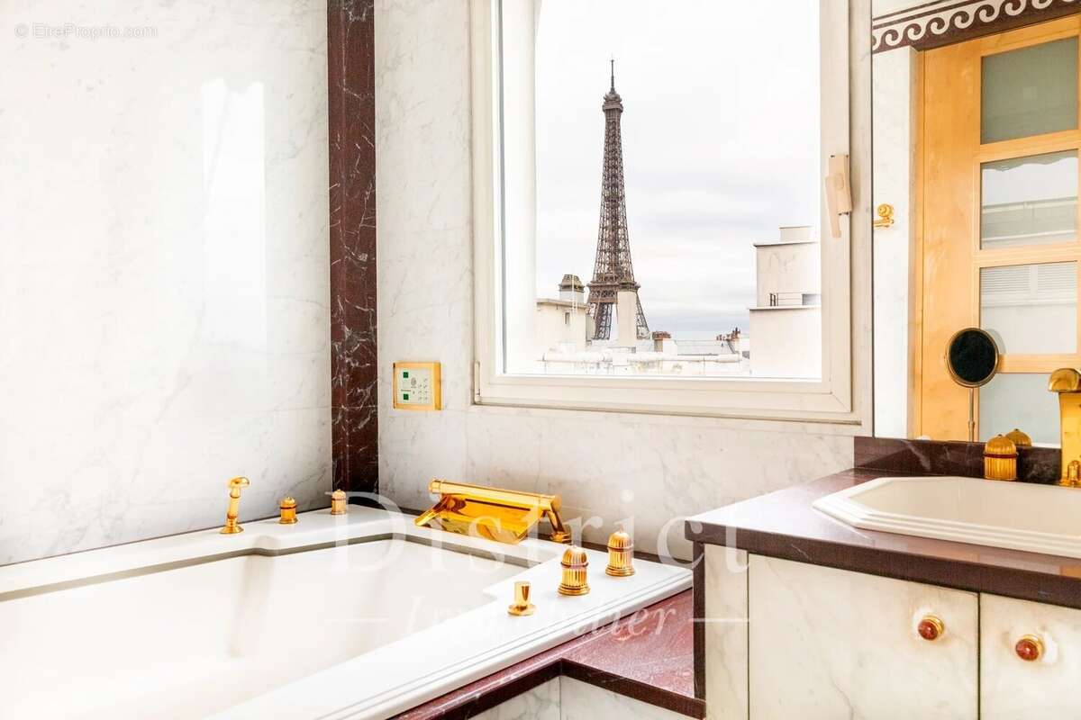 Trocadéro. Vue Tour Eiffel et balcon pour cet appartement de 112m² en étage élevé. - photo 9