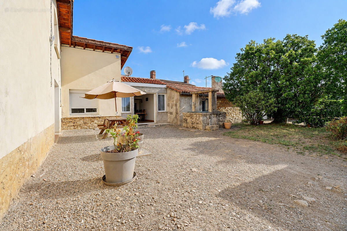 Maison à SAINT-PIERRE-DE-MONS
