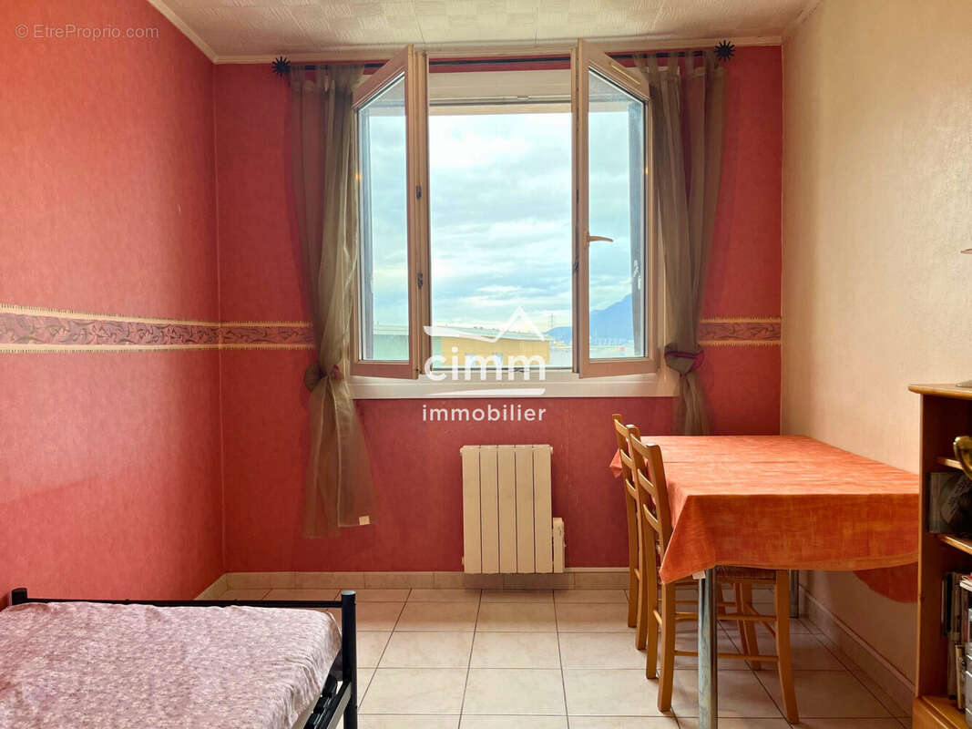 chambre  - Appartement à FONTAINE