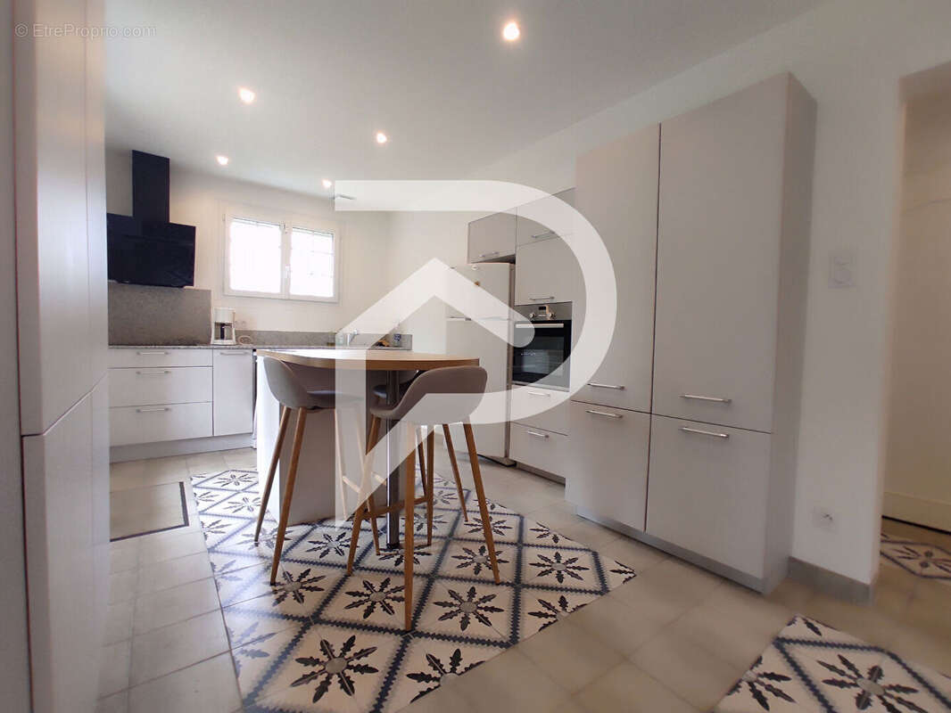 Maison à LES PEINTURES