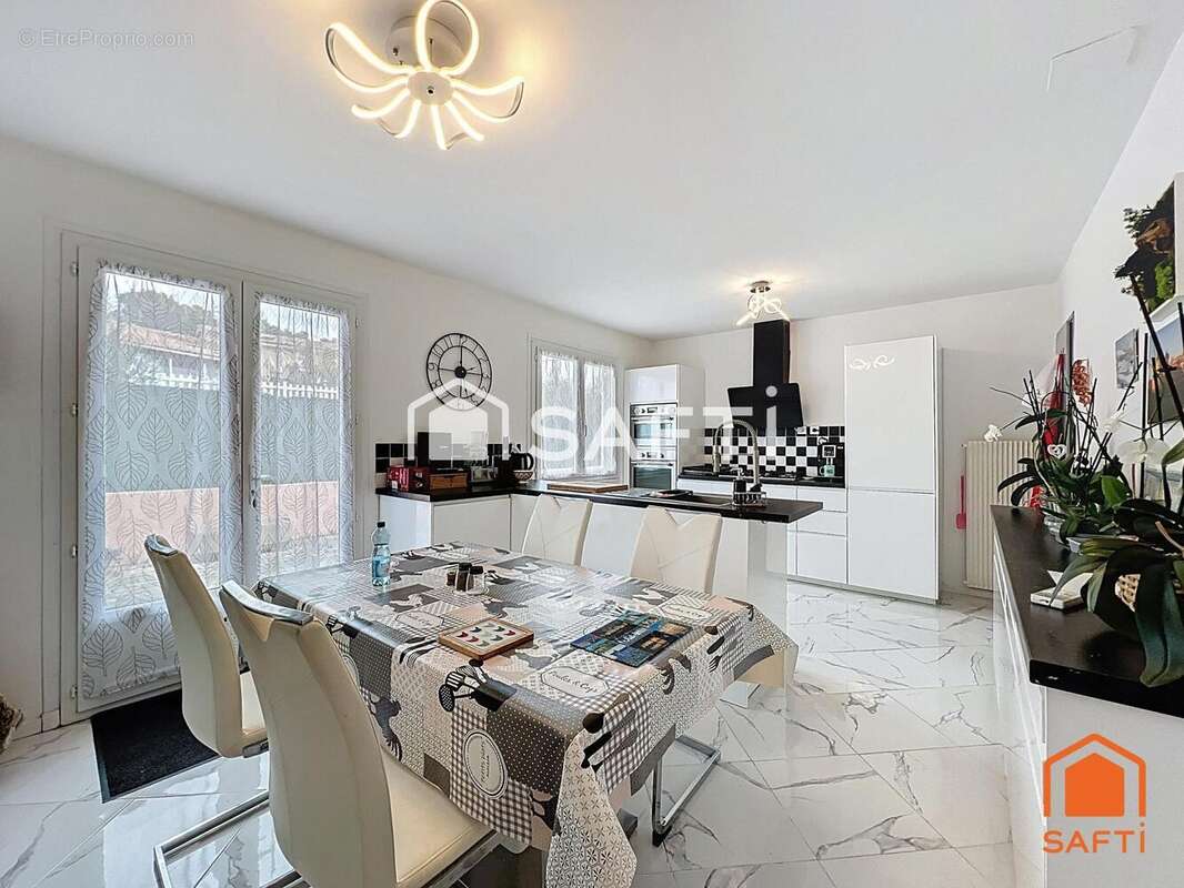 Photo 3 - Maison à REGUSSE