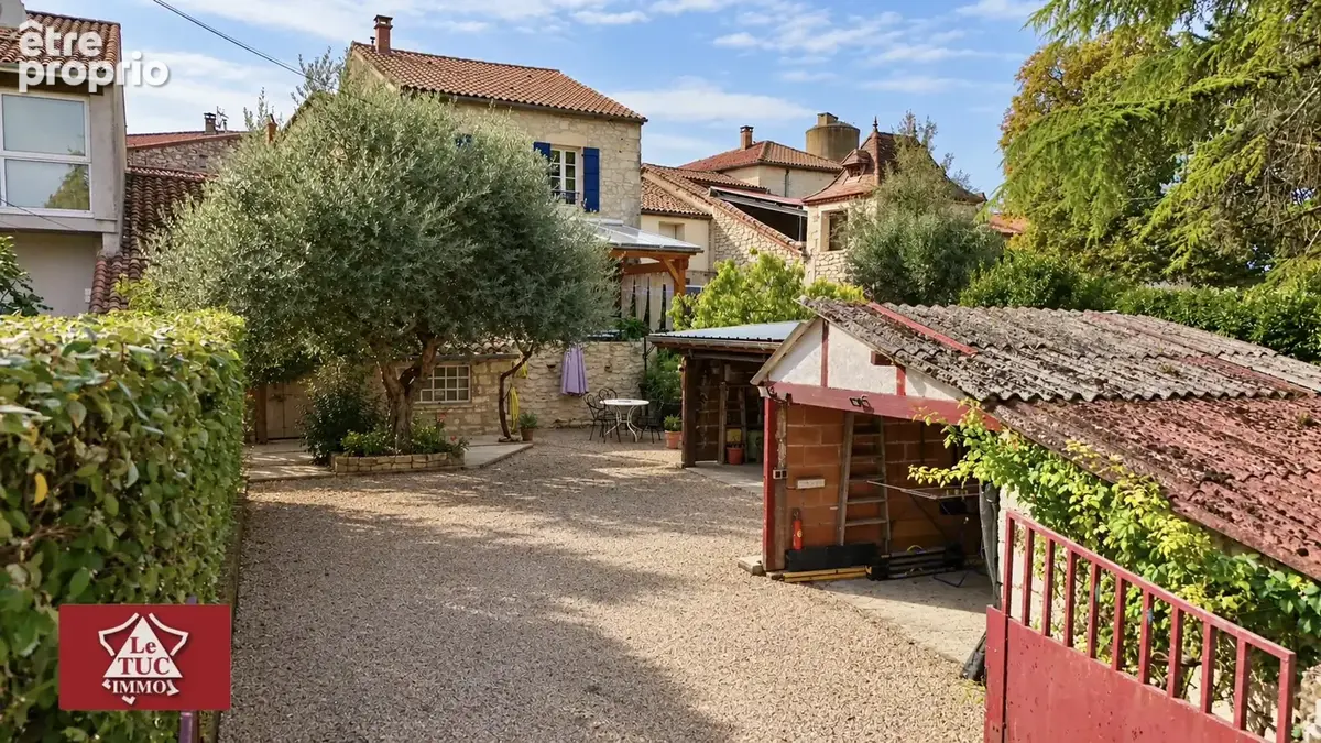 Maison en pierre avec dépendances - photo 1