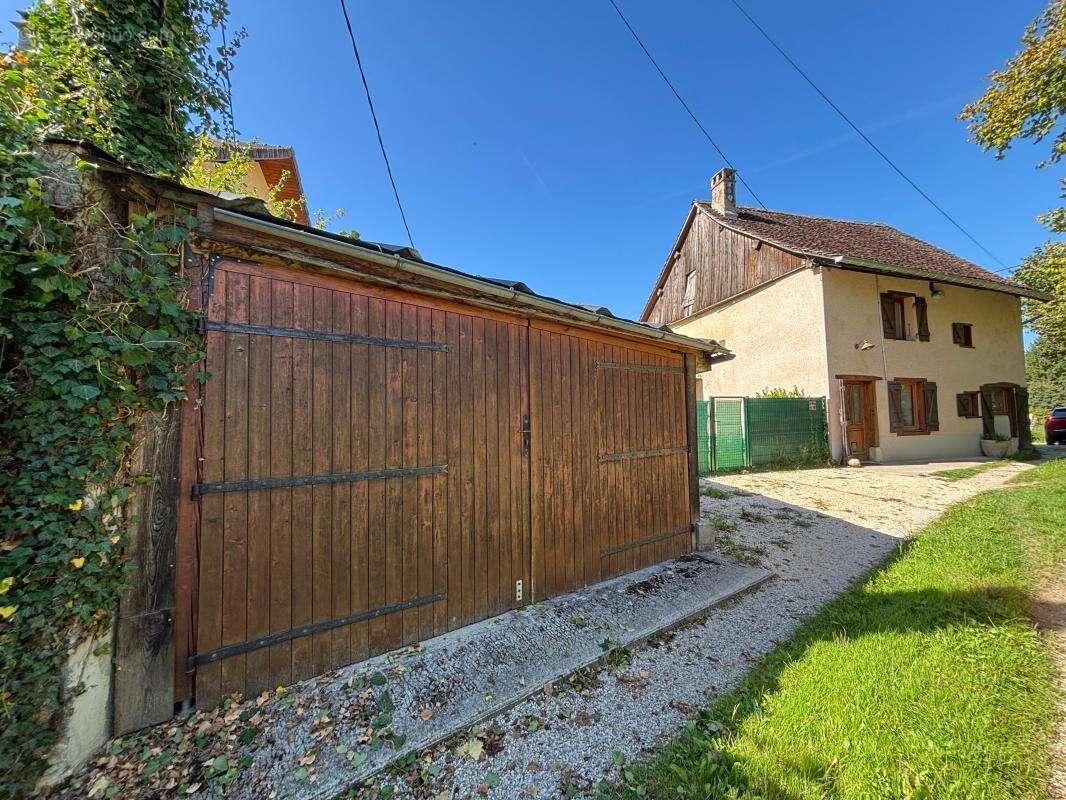 Maison à ENTRE-DEUX-GUIERS