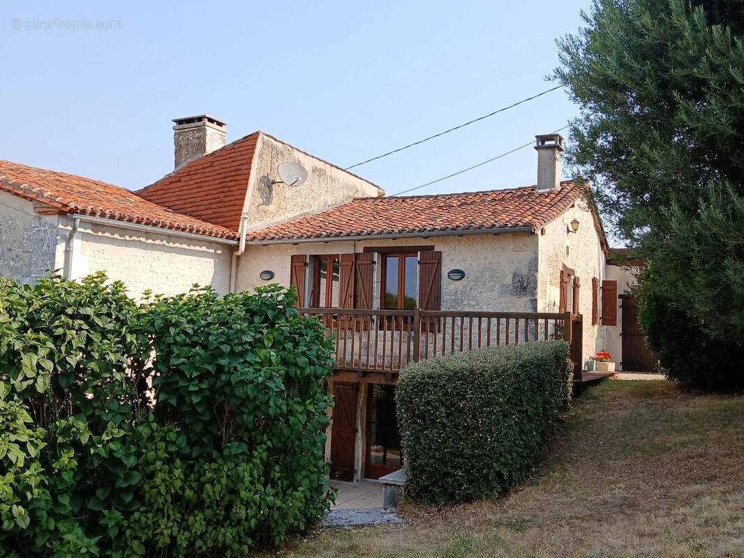Maison à NANTEUIL-AURIAC-DE-BOURZAC