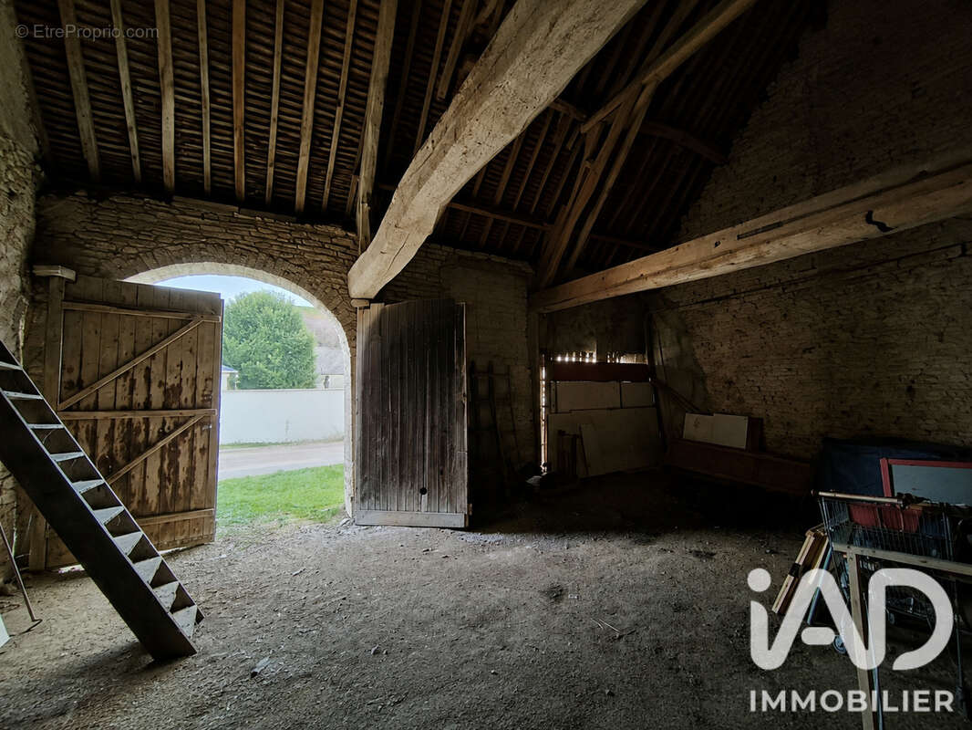 Maison 128 m² à Saint-Cyr-Les-Colons  - photo 9