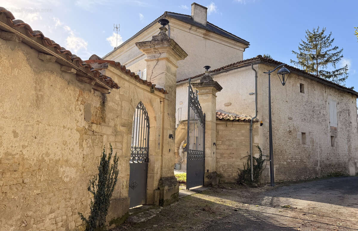Maison à SAINT-JEAN-D'ANGELY
