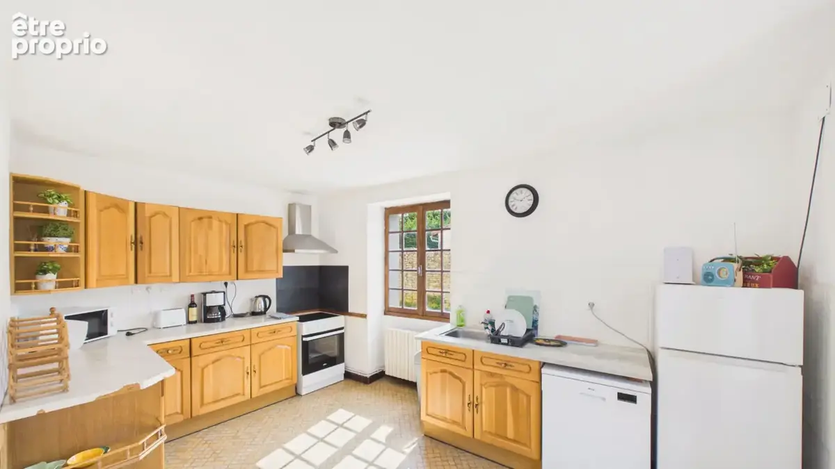 Maison de village française de caractère avec 4 chambres, jardin et dépendances - photo 5