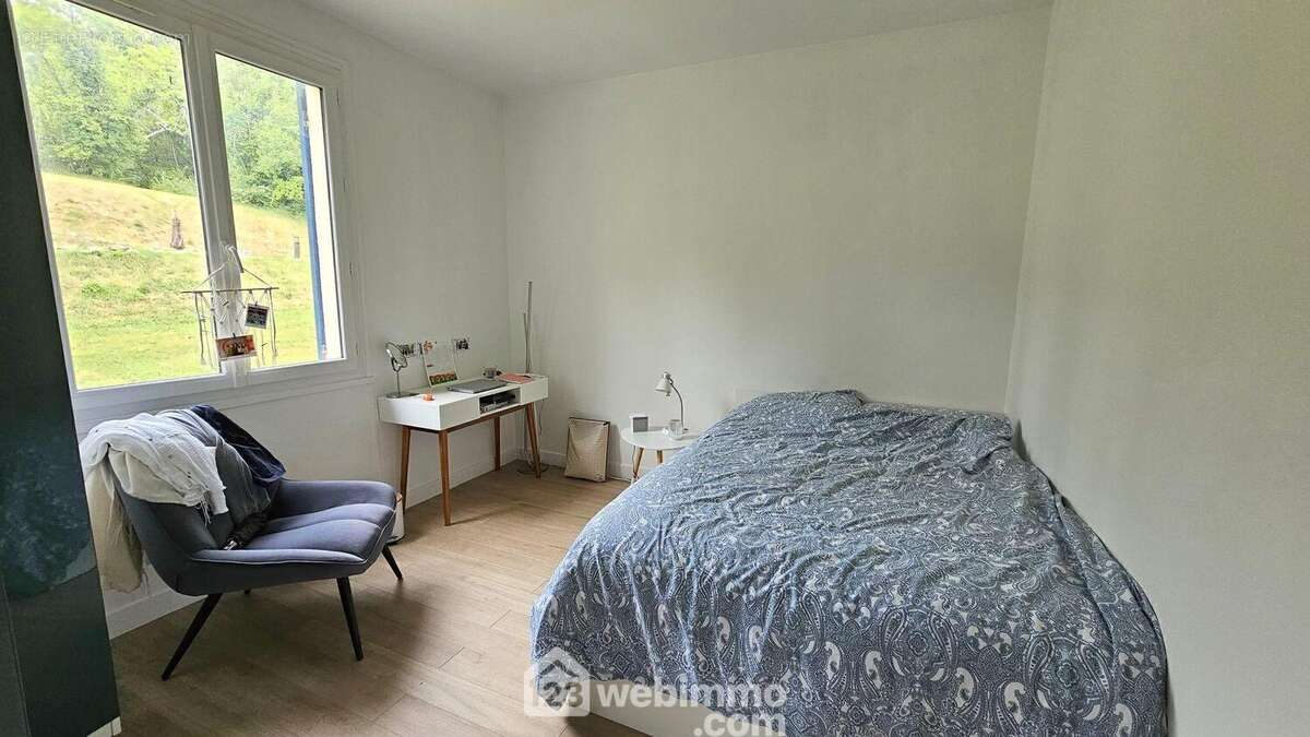 Au RDC, une chambre de 12,36 m² très lumineuse et parquetée.
