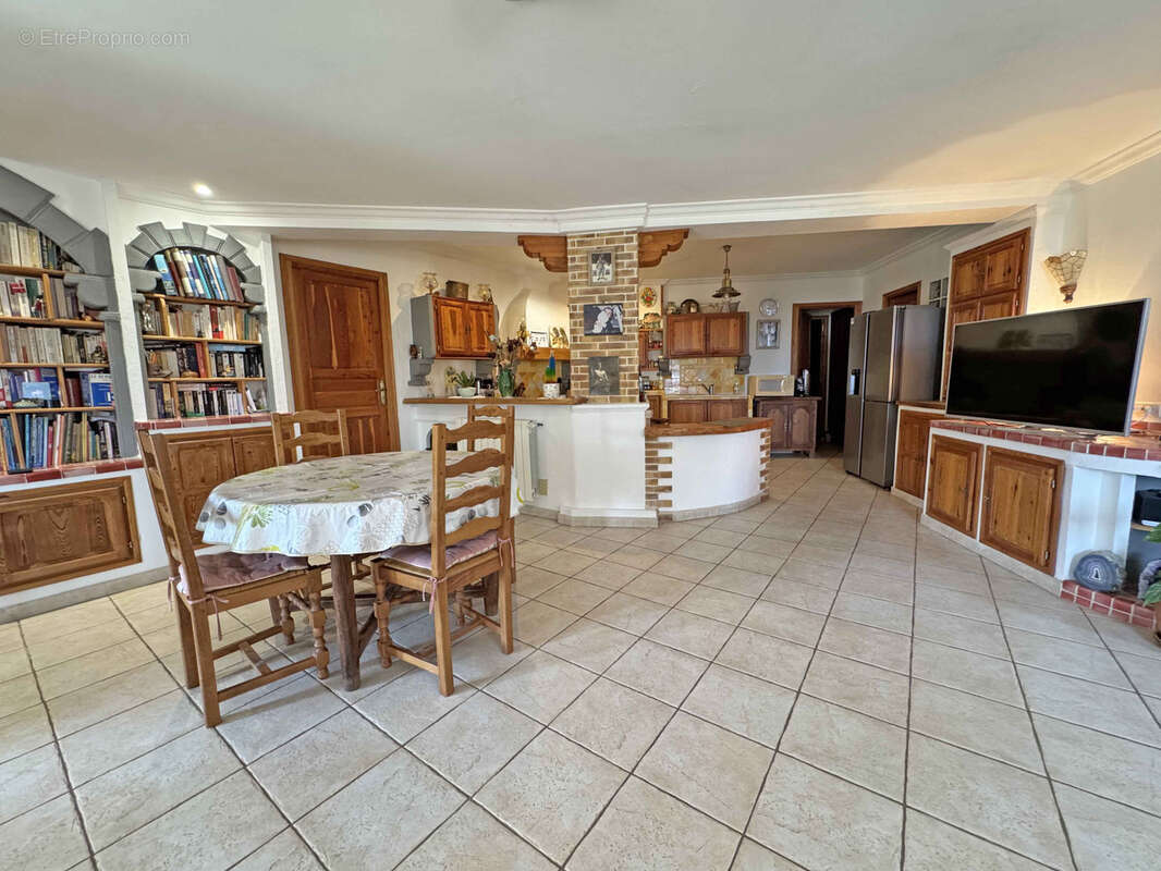 EXCLUSIVITE Gattières - Villa divisée en 3 appartements avec piscine et vue mer - photo 8