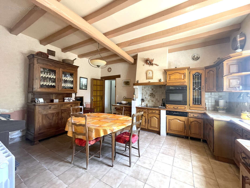 Propriete de caractere avec superbe dependances en pierre- le tout clos de murs - photo 11