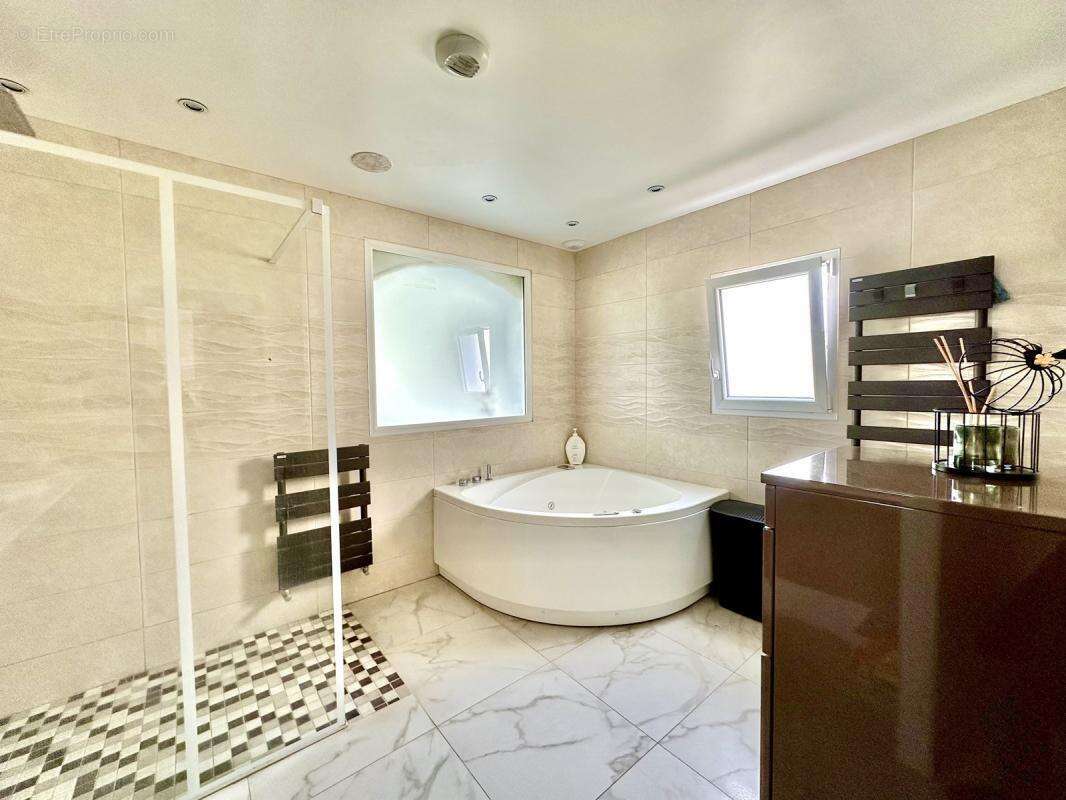 Maison à VILLENEUVE-LES-BORDES