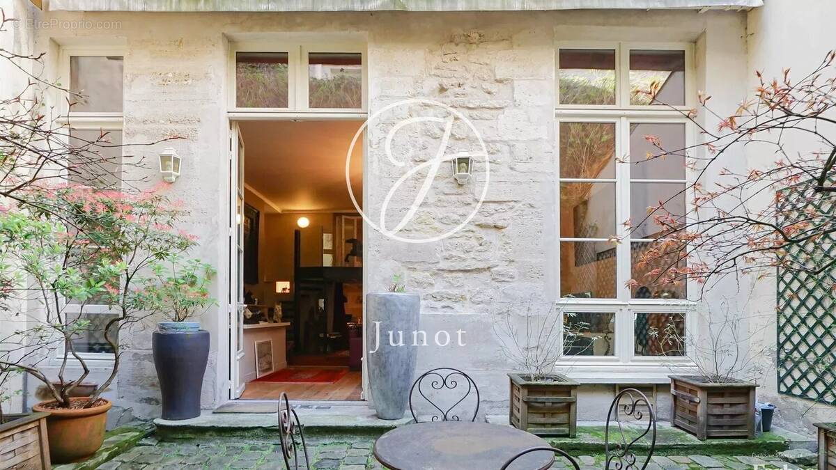 Appartement à PARIS-3E
