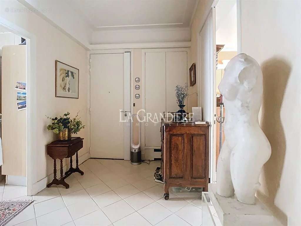 Appartement à PARIS-16E