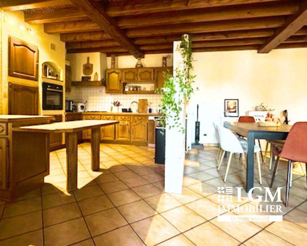 Maison à LE BREUIL-SUR-COUZE