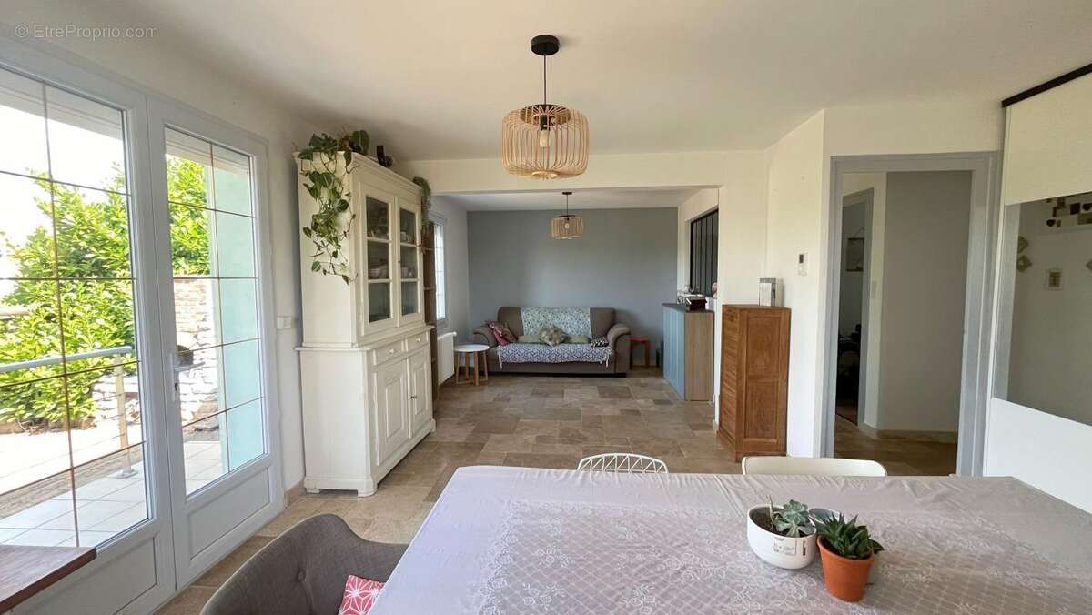 Maison à BAGE-LA-VILLE