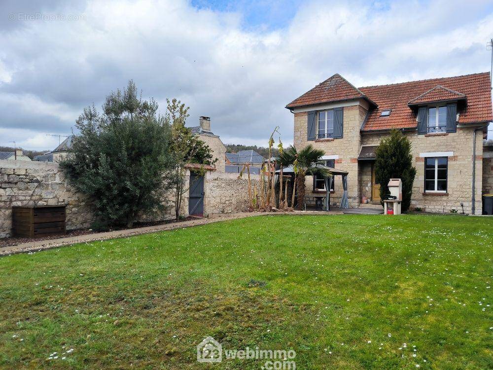 Jolie maison en pierre d'une surface habitable e 116 m² - Maison à VAILLY-SUR-AISNE