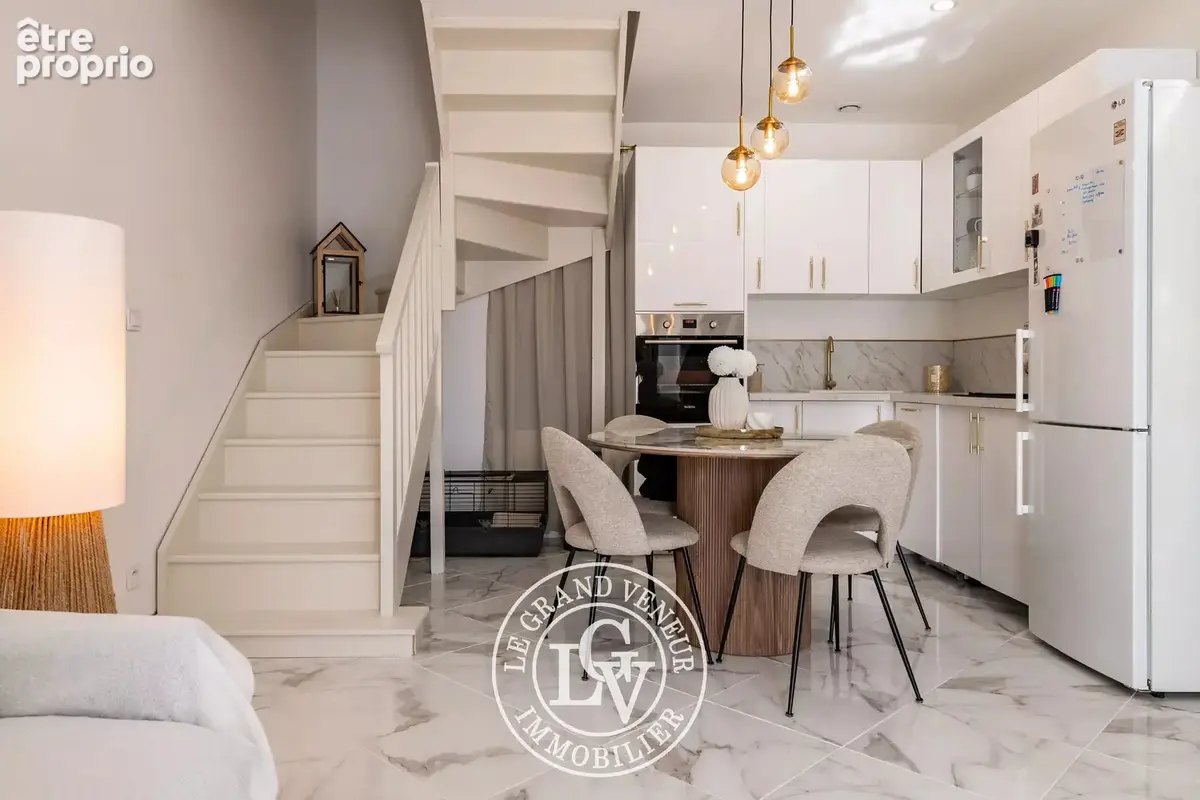 T2 rénové en duplex-cour et stationnements privatifs - photo 4