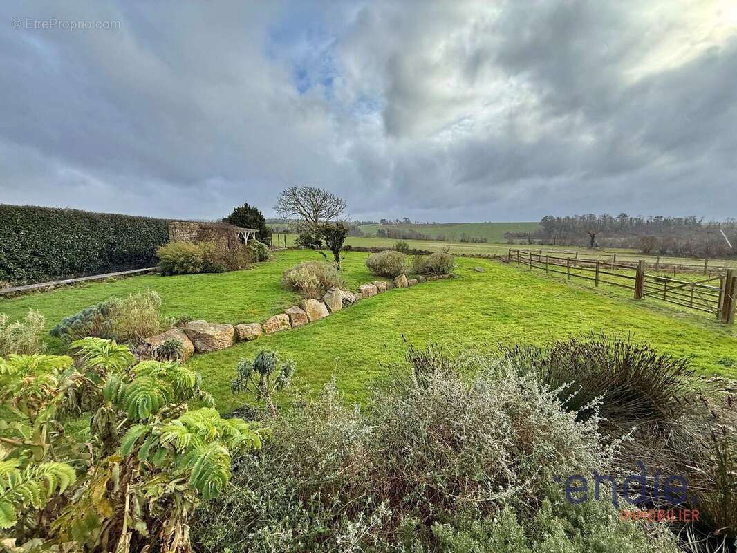 Commerce à PLONEVEZ-PORZAY