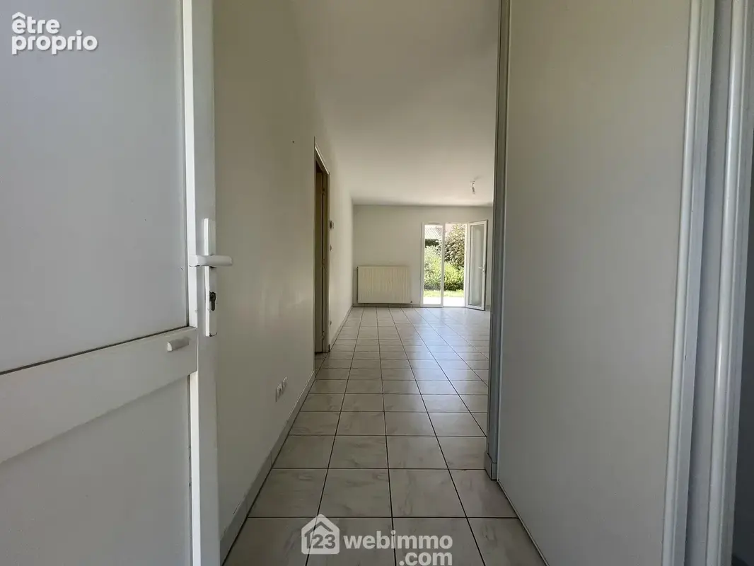 D'un côté de l'entrée avec placard,