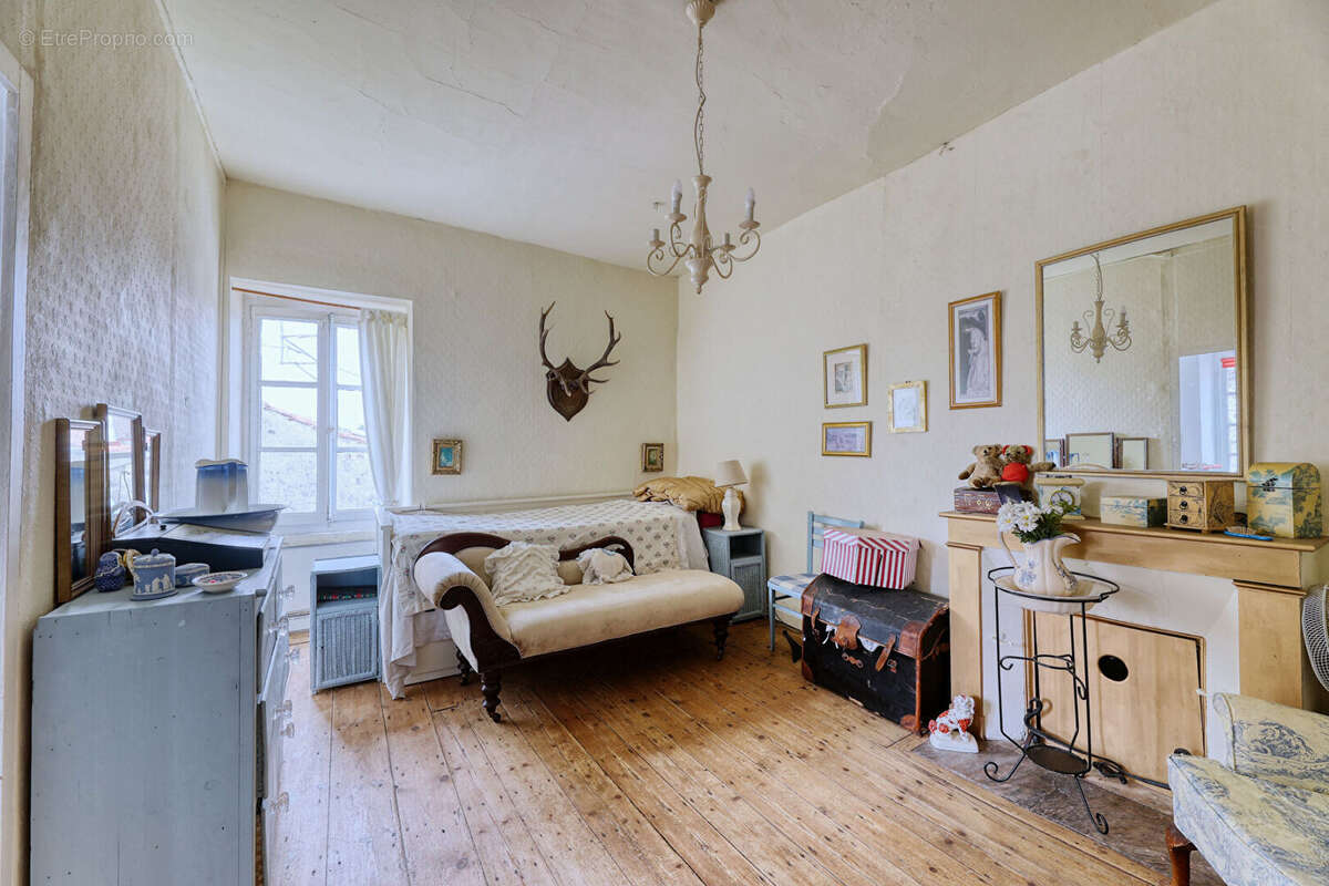 Maison de caractère à rénover au coeur du bourg historique de Saint-Étienne-du-Bois - photo 8