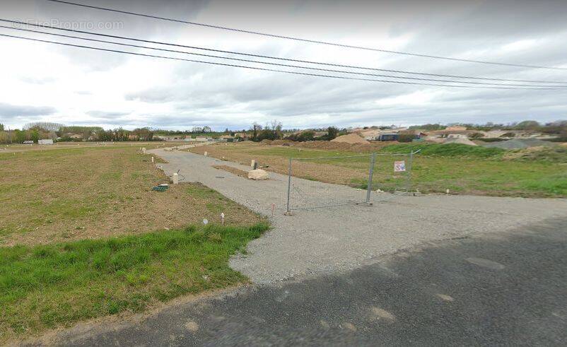 Terrain à MAUZE-SUR-LE-MIGNON