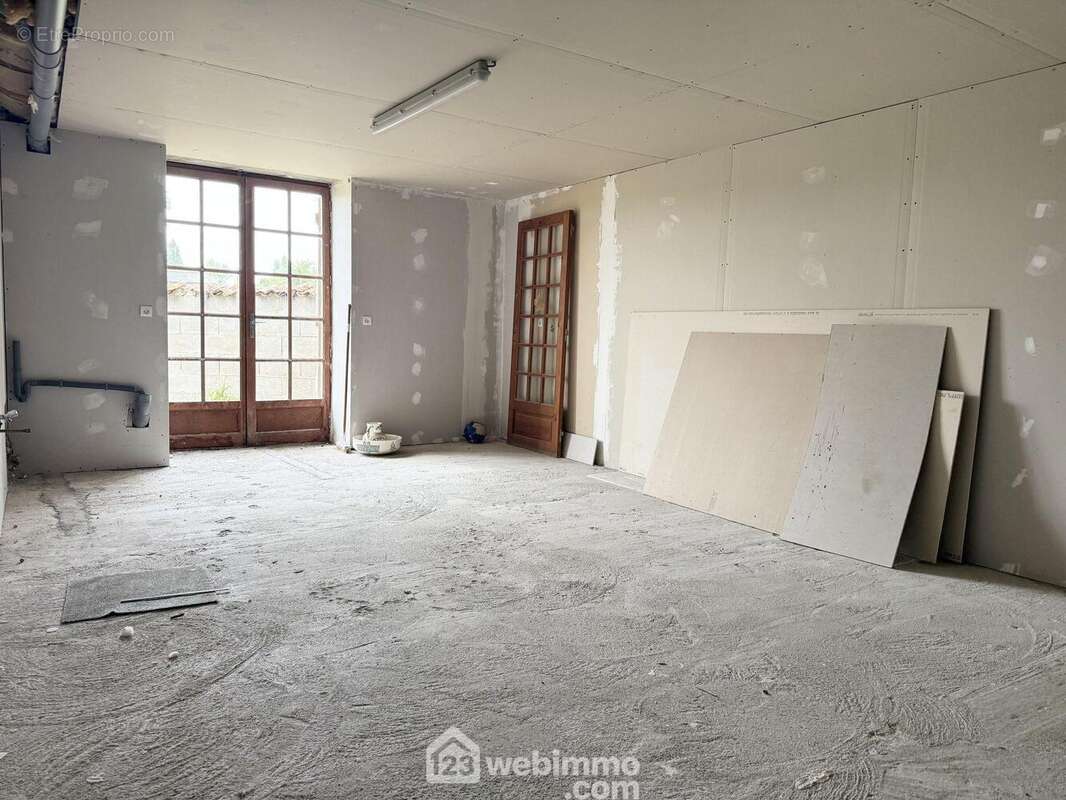 Attenante au salon, une pièce de 25 m2 à aménager selon vos besoins,