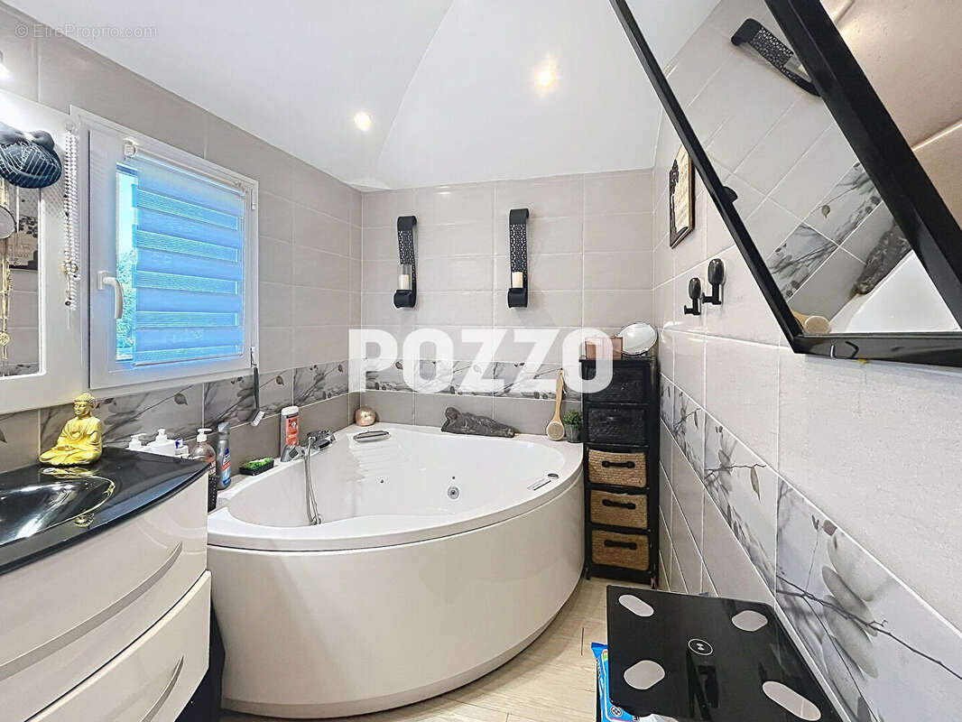 Baisse de prix - Maison proche Canisy -7 pièce(s) 162 m2 - 4 chambres -Piscine et garage double - photo 17