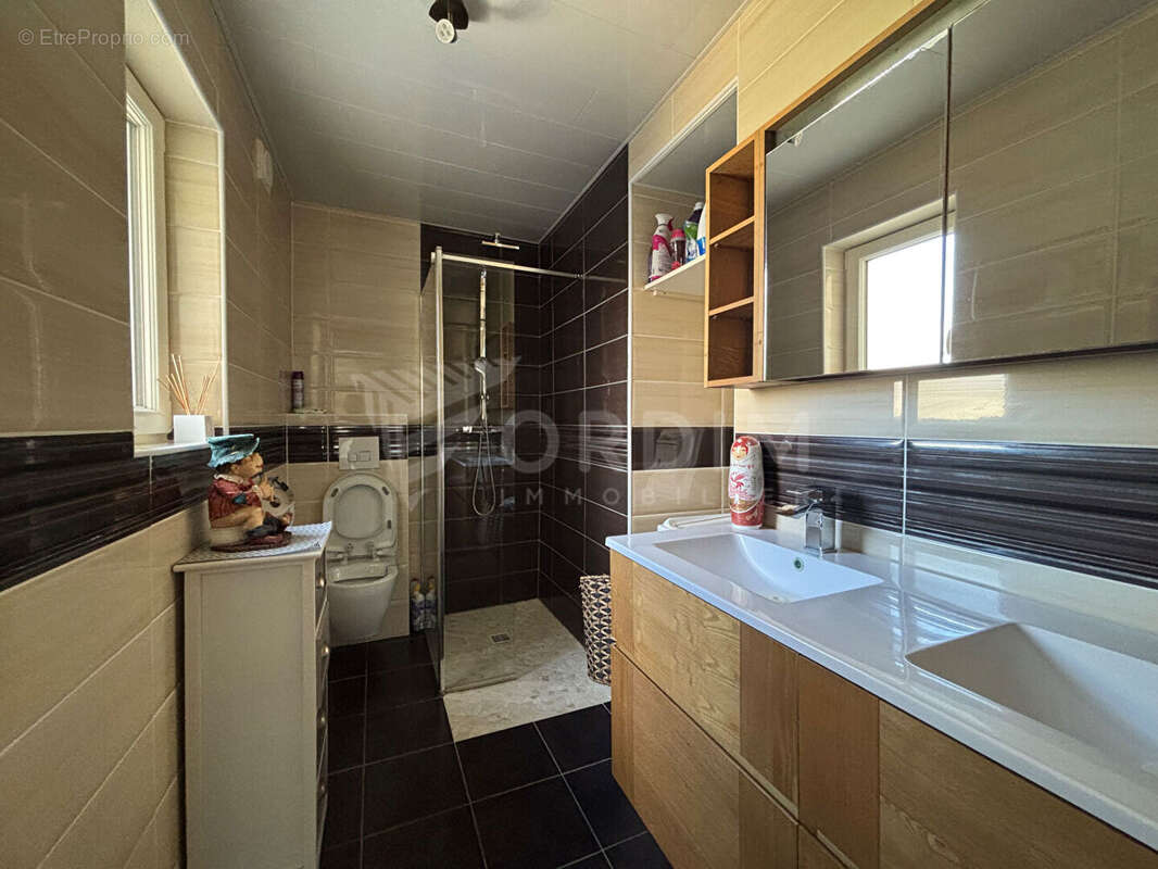 Maison à CRUZY-LE-CHATEL