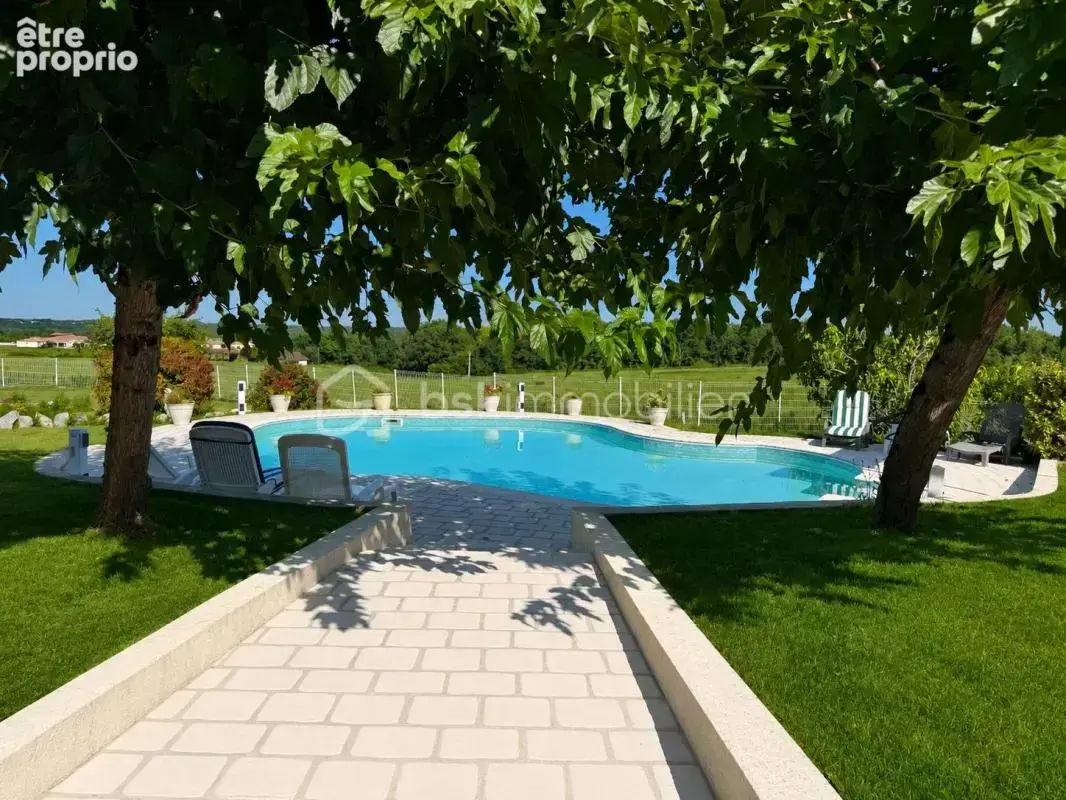 Découvrez la sérénité dans une spacieuse propriété avec piscine, à proximité des commodités ! - photo 5