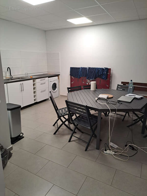 Entrepôt 334.57 m2 Dépôt de stockage avec réserve et bureaux - photo 4