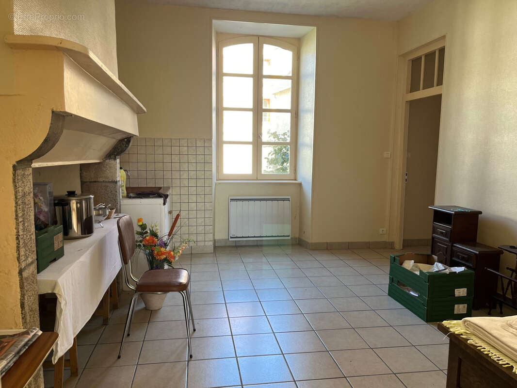 Coussac Bonneval, immeuble de 5 appartements, dépendances et terrain - photo 9