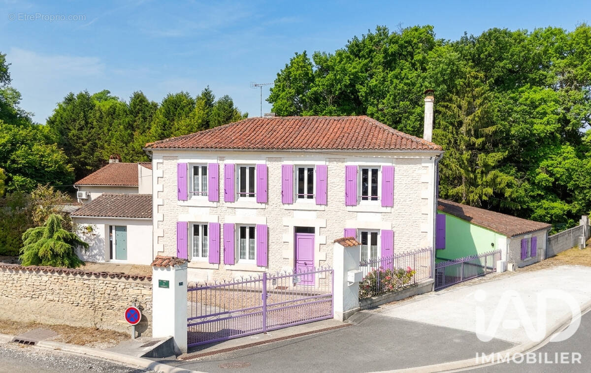 Photo 1 - Maison à GENSAC-LA-PALLUE