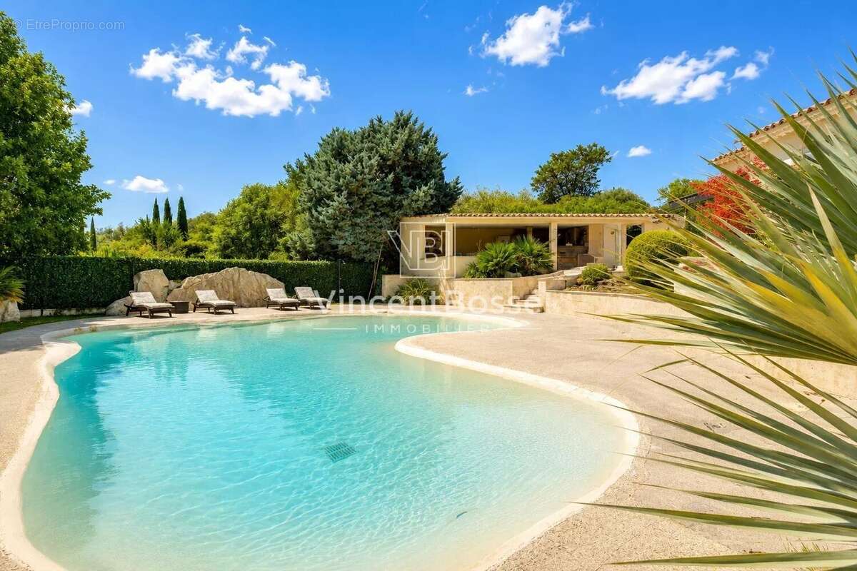 NICE – Saint-Roman de Bellet  Villa rénovée de 202 m² avec appartement indépendant, piscine chauffée et terrain de 1 700 m² - photo 3