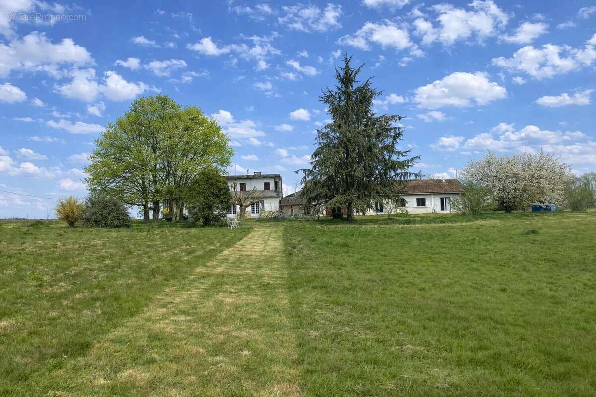 Domaine de 5 à 25 hectares avec lac privé, grange du XVIIe siècle, gîtes et fort potentiel d'exploitation touristique, événement - photo 18