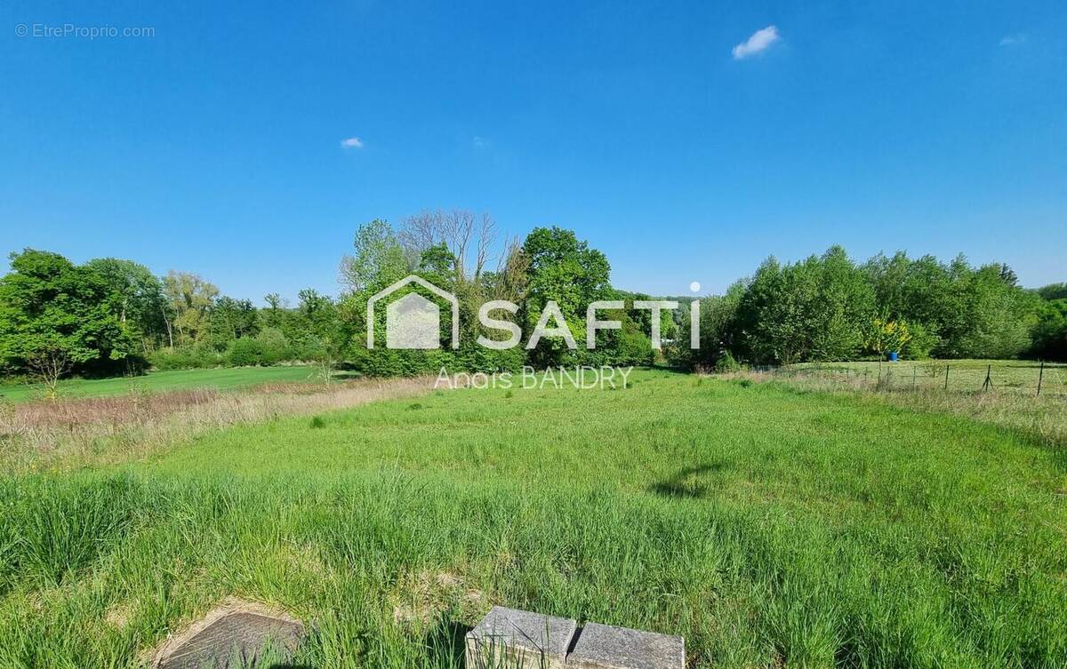 Photo 1 - Terrain à BOURG-ET-COMIN