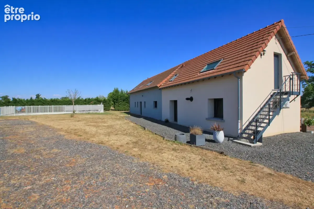 Belle longère rénovée en 2021, avec de beaux volumes, sur un terrain de 2 hectares - photo 4